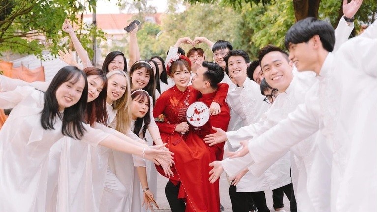 Hé lộ đám cưới nam chính phim Phố trong làng với bạn gái xinh đẹp như hot girl