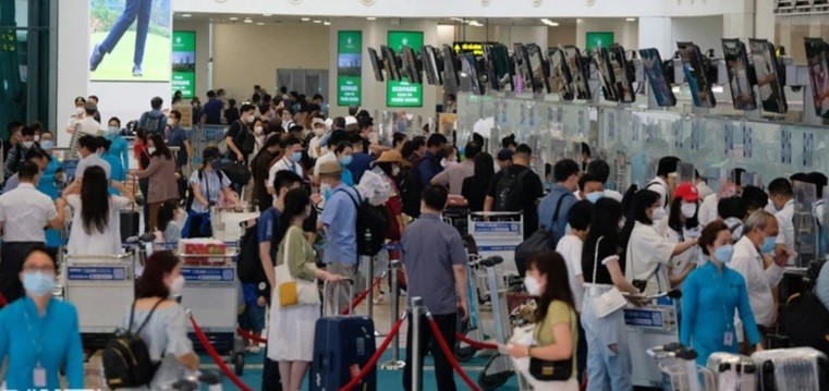 Ngày cuối kỳ nghỉ lễ 30/4-1/5, các sân bay lại ‘căng mình’ đón khách. (Nguồn: Dân trí) Ngày cuối kỳ nghỉ lễ 30/4-1/5, các sân bay lại ‘căng mình’ đón khách. (Nguồn: Dân trí)