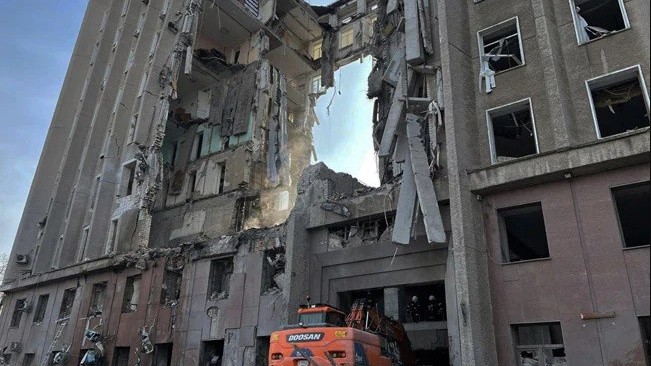 Ukraine nói Nga pháo kích nhà máy luyện than ở miền Đông, tấn công nhà máy thép tại Mariupol, đổ bộ lượng lớn binh sĩ