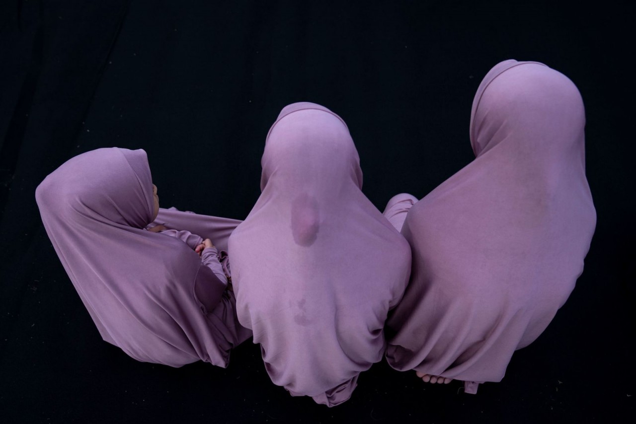 Ảnh ấn tượng tuần (2-8/5): Xung đột Nga-Ukraine, di cư khỏi Mariupol, nhà máy thép hứng bom đạn, bão cát dữ dội tại Iraq