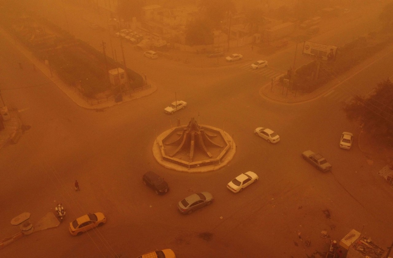 Ảnh ấn tượng tuần (2-8/5): Xung đột Nga-Ukraine, di cư khỏi Mariupol, nhà máy thép hứng bom đạn, bão cát dữ dội tại Iraq