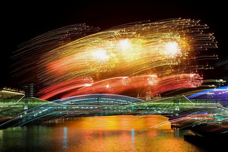 Ảnh ấn tượng tuần (9-15/5): Tổng thống Putin nói về mối đe dọa với Nga, nổ tại nhà máy thép ở Ukraine và NATO tập trận tại Bắc Macedonia