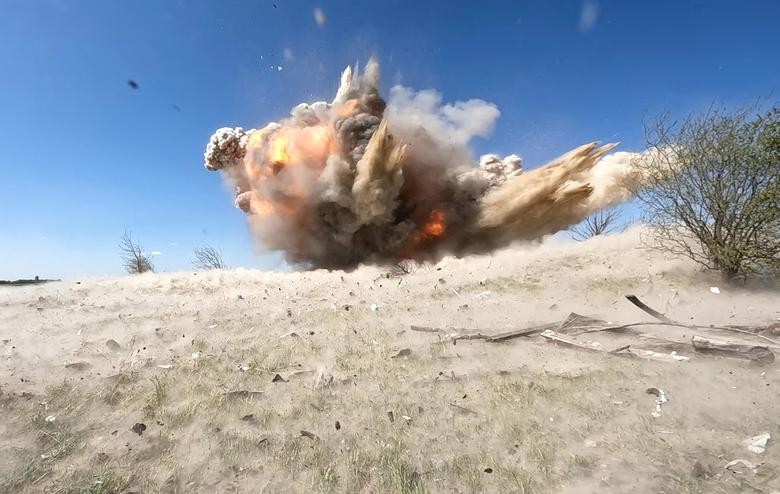 Ảnh ấn tượng tuần (16-22/5): Xung đột Nga-Ukraine, đưa binh sĩ rời nhà máy thép Azovstal, phá bom ở Borodianka và xe tăng bị phá hủy tại Bucha