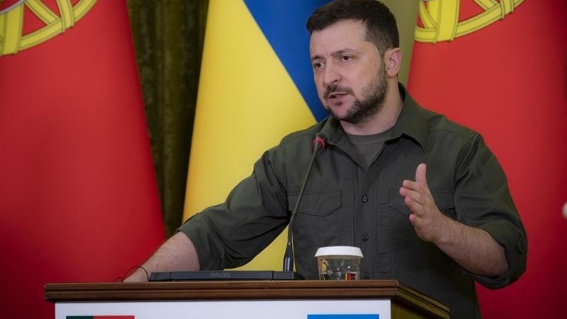 Ảnh ấn tượng tuần (16-22/5): Xung đột Nga-Ukraine, đưa binh sĩ rời nhà máy thép Azovstal, phá bom ở Borodianka và xe tăng bị phá hủy tại Bucha