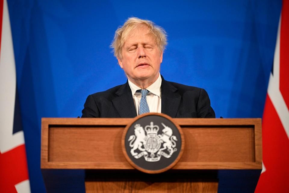 Ảnh ấn tượng tuần (23-29/5): Xung đột Nga-Ukraine, nổ đạn cối ở Donbass, Kiev trưng bày vũ khí bị phá hủy, người Bucha dọn dẹp nhà, Thượng đỉnh Bộ tứ