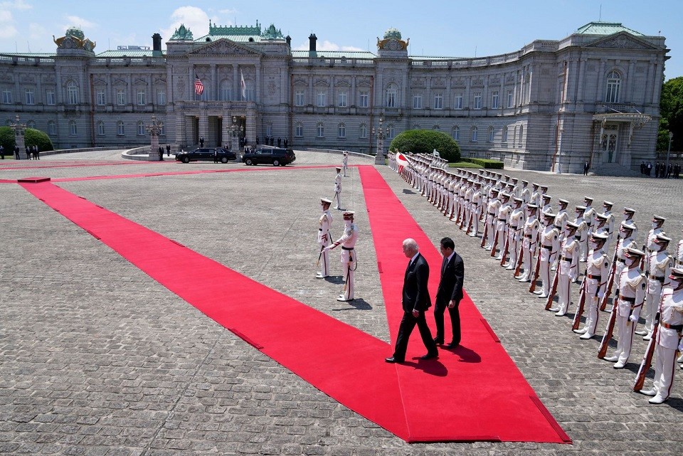 Ảnh ấn tượng tuần (23-29/5): Xung đột Nga-Ukraine, nổ đạn cối ở Donbass, Kiev trưng bày vũ khí bị phá hủy, người Bucha dọn dẹp nhà, Thượng đỉnh Bộ tứ