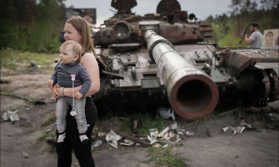 Ảnh ấn tượng tuần (23-29/5): Xung đột Nga-Ukraine, nổ đạn cối ở Donbass, Kiev trưng bày vũ khí bị phá hủy, người Bucha dọn dẹp nhà, Thượng đỉnh Bộ tứ