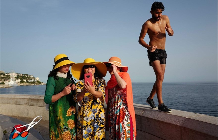 Ảnh ấn tượng trong tuần (23-30/6): Thanh bình chụp ảnh selfie ở Pháp và xung đột ở Bờ Tây