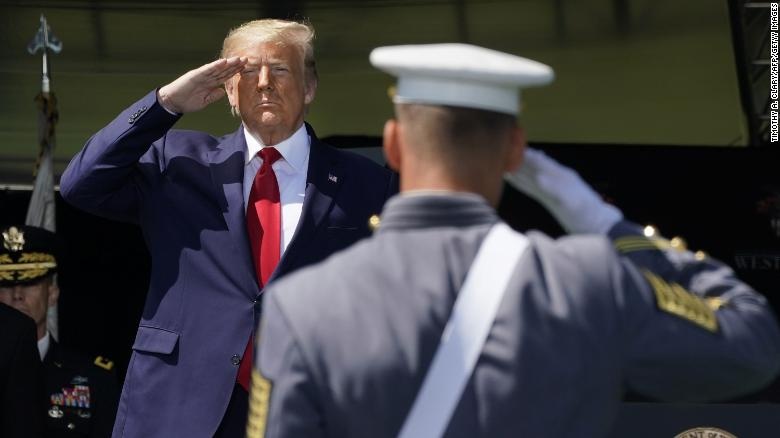 Tổng thống Trump thăm học viện quân sự West Point hôm 13/6. (Nguồn: CNN) 1410 200613104534 02 west point graduation 2020 exlarge 169