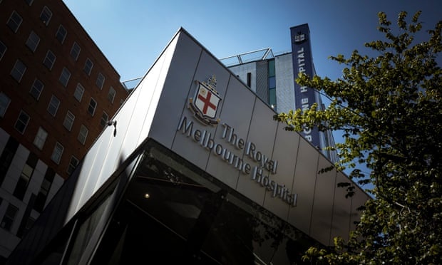 Một y tá làm việc tại khoa cấp cứu của Bệnh viện Hoàng gia Melbourne đã thử nghiệm dương tính với Covid-19. (Nguồn: theguardian.com) nhieu ca nhiem covid 19 moi o australia chua xac dinh duoc nguon lay nam phi ghi nhan so ca nhiem moi cao ky luc