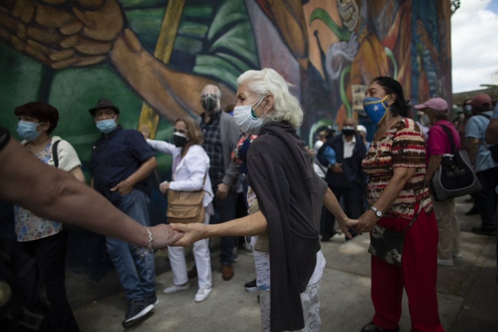 Ảnh ấn tượng tuần 31/5-6/6: Trò chơi trốn tìm ở Dải Gaza; Tổng thống Putin nói có động cơ chính trị khi cấm vaccine Sputnik V và ông Biden đi xe đạp