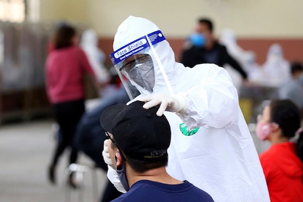 lấy mẫu xét nghiệm Covid-19. (Nguồn: KT&ĐT) lấy mẫu xét nghiệm Covid-19. (Nguồn: KT&ĐT)