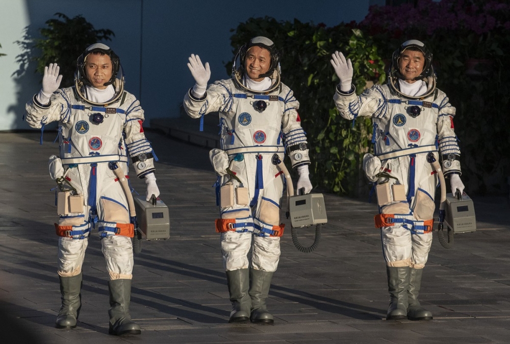 Ảnh ấn tượng tuần 14-20/6: Ông Putin nói về ‘đáy’ quan hệ Nga-Mỹ; ông Biden nổi giận với phóng viên và đổ xô săn kim cương