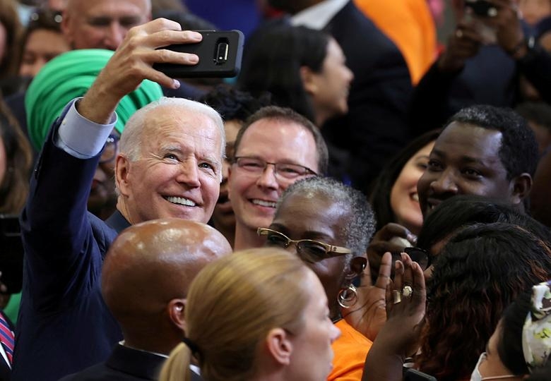 Ảnh ấn tượng tuần 21-27/6: Ông Biden ‘khoe trình’ chụp ảnh selfie; lãnh đạo đối lập Nga Navalny giơ ký hiệu chiến thắng và Taliban nộp súng đạn