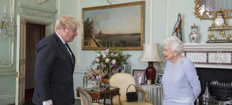 Ảnh ấn tượng tuần 21-27/6: Ông Biden ‘khoe trình’ chụp ảnh selfie; lãnh đạo đối lập Nga Navalny giơ ký hiệu chiến thắng và Taliban nộp súng đạn