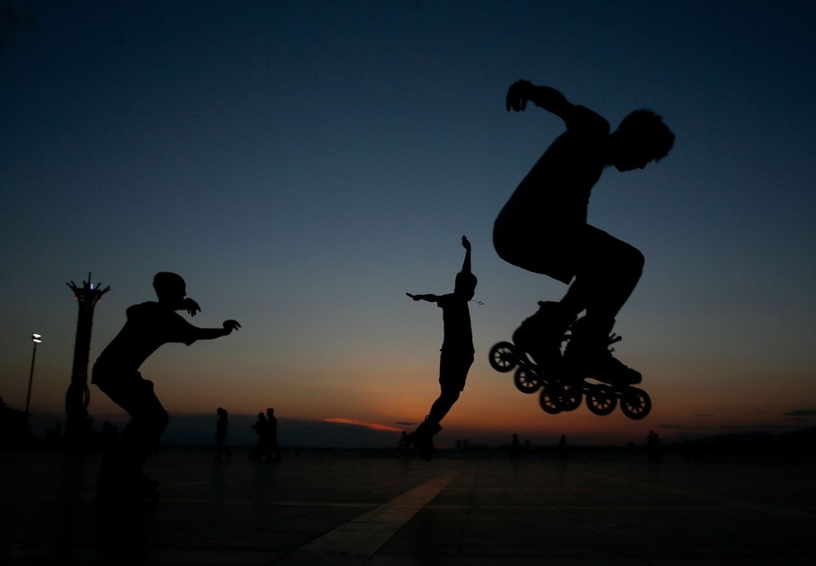 Ảnh ấn tượng tuần 21-27/6: Ông Biden ‘khoe trình’ chụp ảnh selfie; lãnh đạo đối lập Nga Navalny giơ ký hiệu chiến thắng và Taliban nộp súng đạn