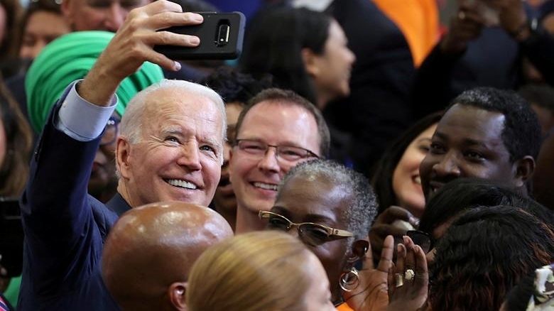 Ảnh ấn tượng tuần 21-27/6: Ông Biden ‘khoe trình’ chụp ảnh selfie; lãnh đạo đối lập Nga Navalny giơ ký hiệu chiến thắng và Taliban nộp súng đạn