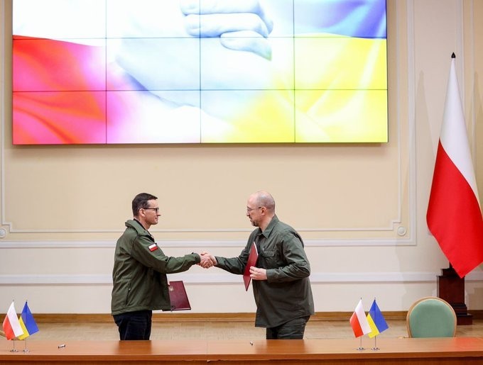 Ảnh ấn tượng tuần (30/5-5/6): Xung đột Nga-Ukraine, nụ hôn đoàn tụ ở Kharkov, Warsaw-Kiev hợp tác sản xuất vũ khí, không có đường tắt để gia nhập EU