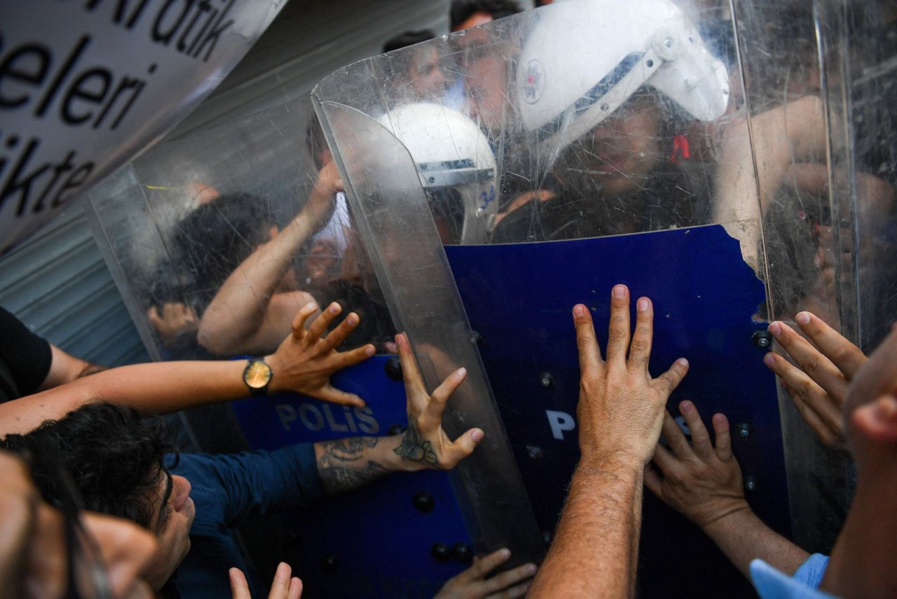 Ảnh ấn tượng tuần (30/5-5/6): Xung đột Nga-Ukraine, nụ hôn đoàn tụ ở Kharkov, Warsaw-Kiev hợp tác sản xuất vũ khí, không có đường tắt để gia nhập EU