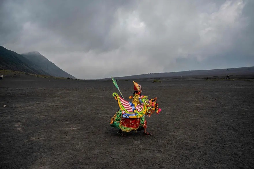 Ảnh ấn tượng tuần (13-19/6): Xung đột Nga-Ukraine, Tổng thư ký NATO chèo thuyền, Mỹ tiếp tục điều trần vụ tấn công Điện Capitol