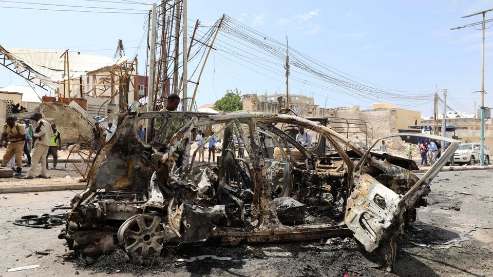 Hiện trường một vụ nổ bom xe ở Mogadishu, Somalia ngày 8/1/2020. (Nguồn: Reuters) ke danh bom lieu chet lao xe vao bot canh sat tai somalia