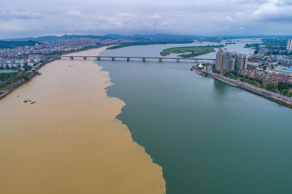 Ảnh ấn tượng tuần (29/6-5/7): Nỗi lo vỡ đập Tam Hiệp, ông Trump ‘làm dáng’ và Covid-19 càn quét thế giới