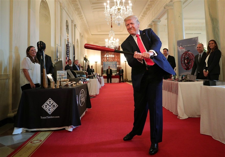 anh an tuong tuan 296 57 noi lo vo dap tam hiep ong trump lam dang voi gay bong chay va covid 19 can quet the gioi