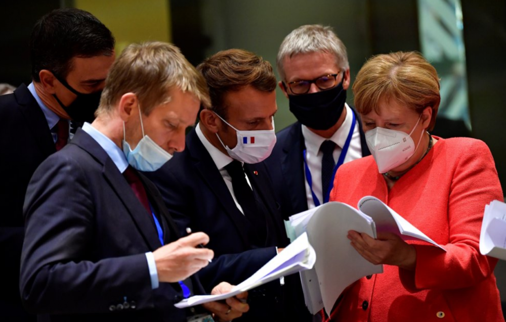 Các nhà lãnh đạo Pháp, Đức thảo luận tại Hội nghị thượng đỉnh EU hôm 20/7. ( kinh te lien minh chau au se bat tang truong vao nam 2021 du giam toi 83 trong nam nay