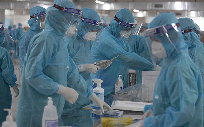 Nhân viên y tế lấy mẫu xét nghiệm Covid-19. (Nguồn: Báo Sóc Trăng) Nhân viên y tế lấy mẫu xét nghiệm Covid-19. (Nguồn: Báo Sóc Trăng)