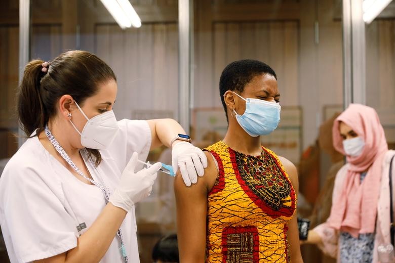 Ảnh ấn tượng tuần 12-18/7: 'Vòi rồng’ Covid-19; Taliban treo cờ tại cửa khẩu với Pakistan và ngôi sao nhạc pop được săn đón ở Nhà Trắng