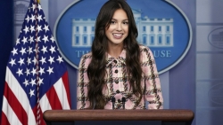 Ảnh ấn tượng tuần 12-18/7: 'Vòi rồng’ Covid-19; Taliban treo cờ tại cửa khẩu với Pakistan và ngôi sao nhạc pop được săn đón ở Nhà Trắng