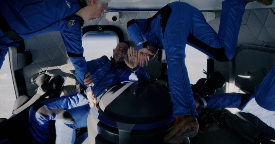 Ảnh ấn tượng tuần 19-25/7: Lũ lụt ‘trăm năm có 1’ ở Trung Quốc, nỗi niềm vaccine Covid-19 ở Mỹ; tỷ phú Jeff Bezos chào mẹ từ vũ trụ