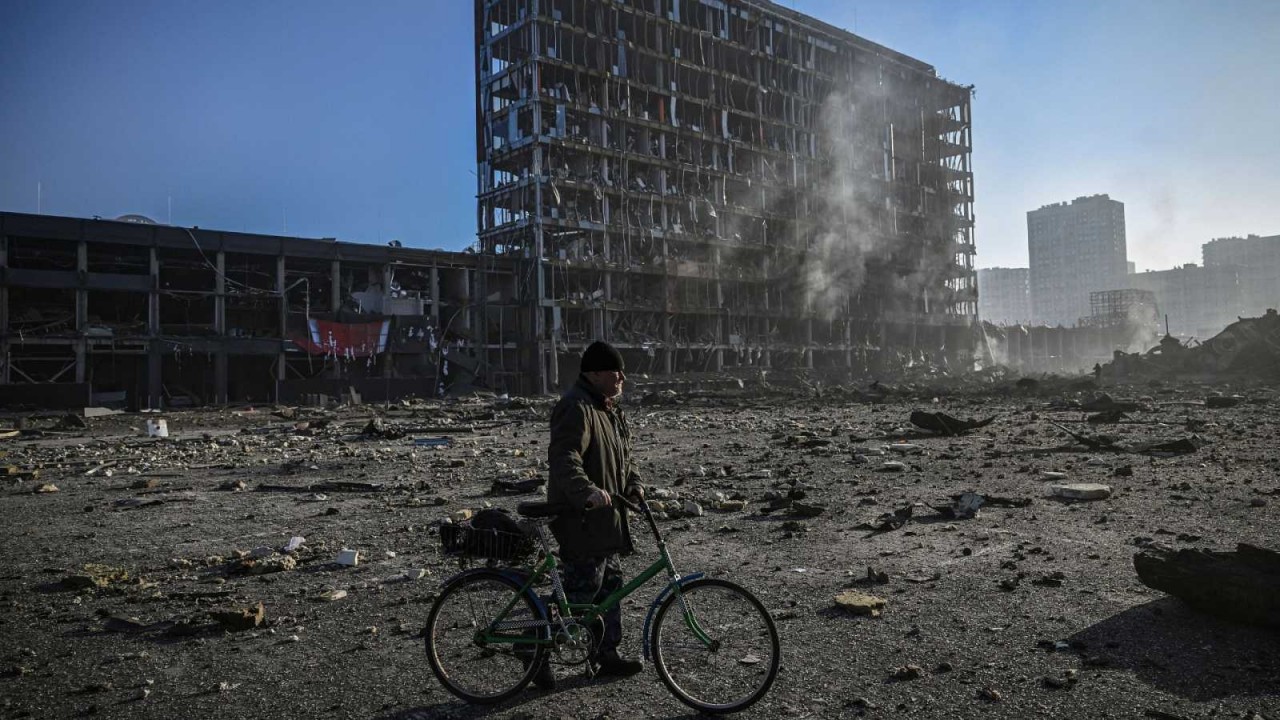 Xung đột Nga-Ukraine: Kiev thừa nhận khả năng mất kiểm soát hoàn toàn Lugansk, hơn 2.000 binh sĩ nằm trong vòng vây. (Nguồn: AFP)