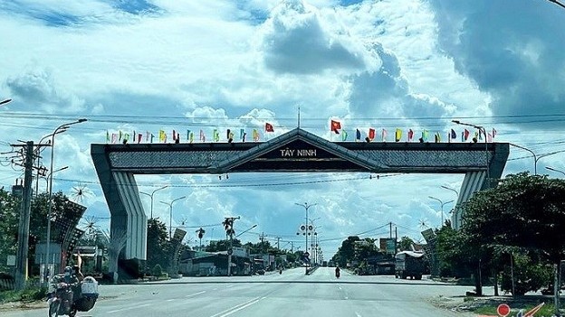 Bất động sản mới nhất: Giá đất trên giấy ‘ăn theo’ cao tốc, nhà phố cho thuê ế dài, cách tính tiền thuê đất theo năm