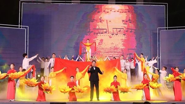 75 năm Ngày Thương binh-Liệt sĩ: Xúc động chương trình nghệ thuật Màu hoa đỏ tại Nghĩa trang Liệt sĩ quốc gia Trường Sơn