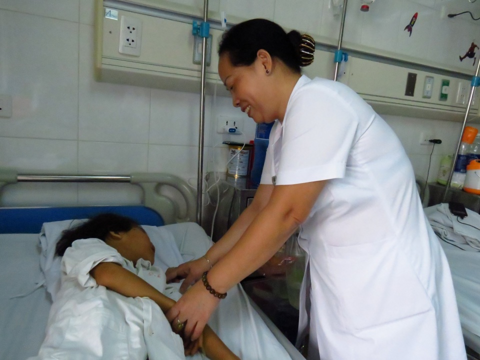 Hi hữu: Bé gái bị thủng thực quản 2 năm do nuốt đồ chơi