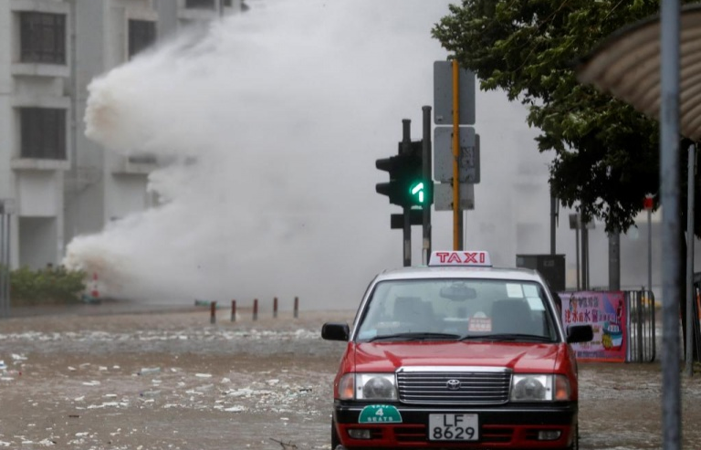 Trung Quốc: Cảnh báo bão mức cao nhất ở Hong Kong