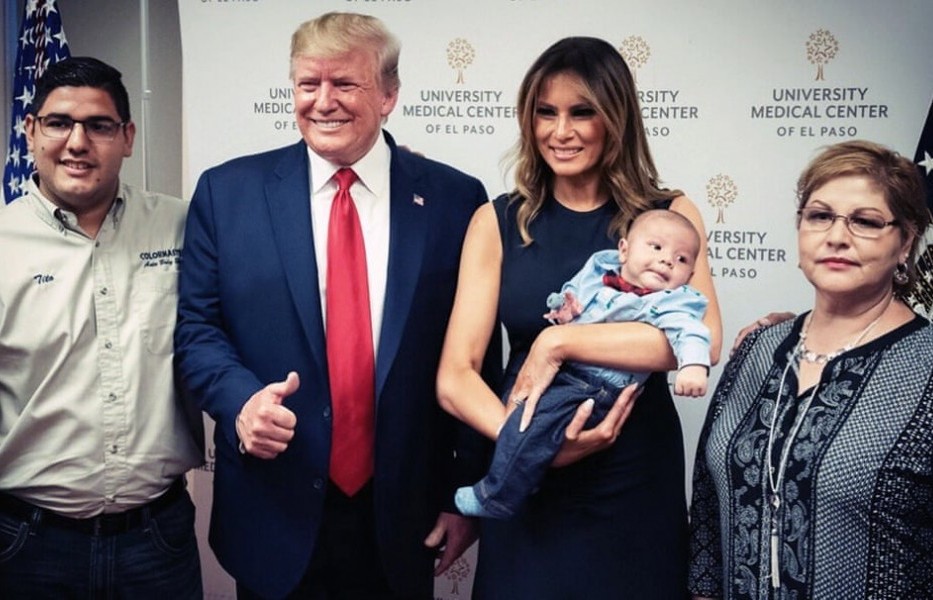 Ảnh ấn tượng trong tuần (5-11/8): Chiến sự Syria và bức ảnh gây tranh cãi của Tổng thống Trump