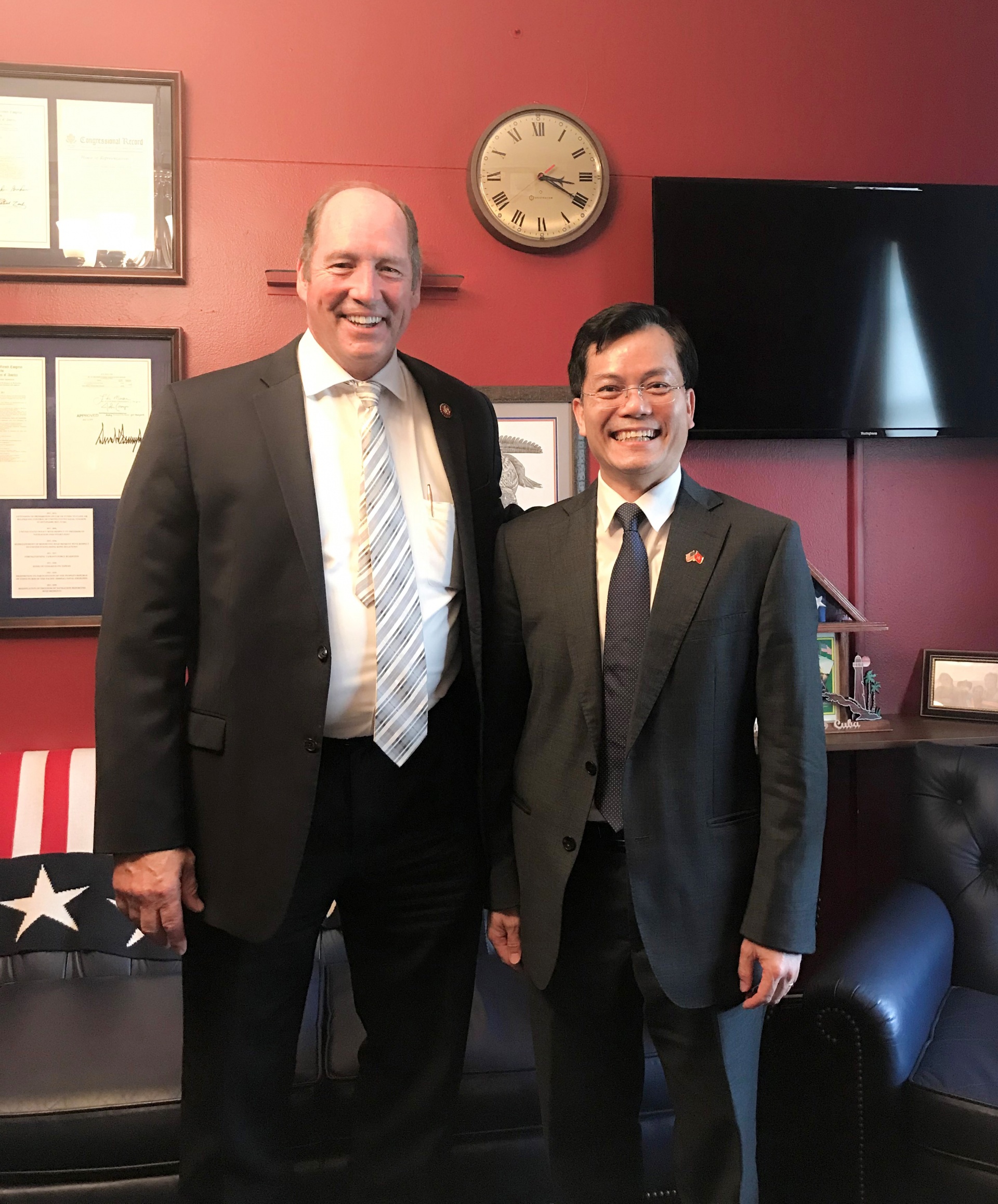 Đại sứ Hà Kim Ngọc trao đổi về các lĩnh vực hợp tác Việt Nam - Hoa Kỳ với Hạ Nghị sĩ Ted Yoho dai su ha kim ngoc trao doi ve cac linh vuc hop tac viet nam hoa ky voi ha nghi sy ted yoho