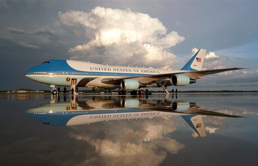 Ảnh ấn tượng trong tuần (19-25/8): 'Nhân đôi' chuyên cơ của ông Trump và 'bà Hỏa' nổi giận ở rừng Amazon