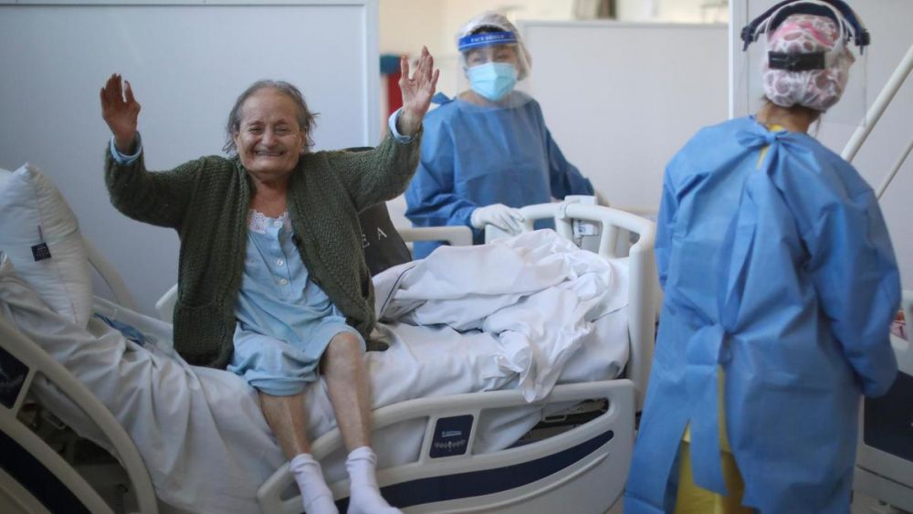 Ảnh ấn tượng tuần (10-16/8): Nga 'trình làng' vaccine Covid-19, ông Biden có 'cạ' mới, Lebanon đổ nát sau vụ nổ ở Beirut