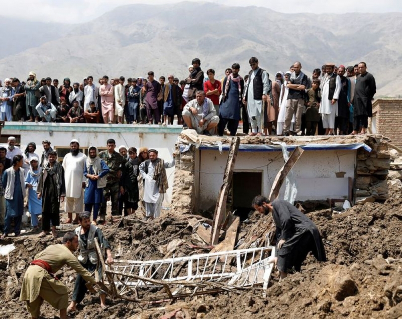 Lực lượng chức năng tìm kiếm nạn nhân của trận lũ lụt ở Charikar, Afghanistan, ngày 27/8. Theo Rahmatullah Haidari, phó phát ngôn viên của Thống đốc thành phố Parwan, mưa lớn xối xả gây ra lũ quét và sạt lở đất đã khiến ít nhất 86 người thiệt mạng và 106 người bị thương. (Nguồn: Reuters) 0649-27