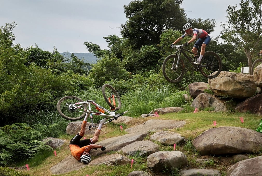 Ảnh ấn tượng tuần 26/7-1/8: Nước mắt vụ bạo loạn Đồi Capitol, Nga khoe sức mạnh máy bay siêu thanh Su-35S và nỗi đau Covid-19 ở Indonesia