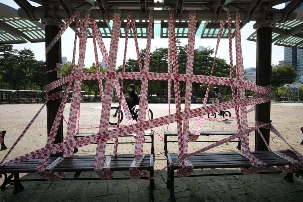 Ảnh ấn tượng tuần 26/7-1/8: Nước mắt vụ bạo loạn Đồi Capitol, Nga khoe sức mạnh máy bay siêu thanh Su-35S và nỗi đau Covid-19 ở Indonesia