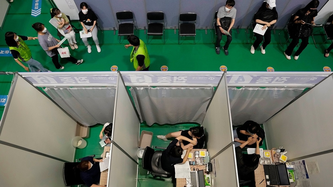 Ảnh ấn tượng tuần 26/7-1/8: Nước mắt vụ bạo loạn Đồi Capitol, Nga khoe sức mạnh máy bay siêu thanh Su-35S và nỗi đau Covid-19 ở Indonesia