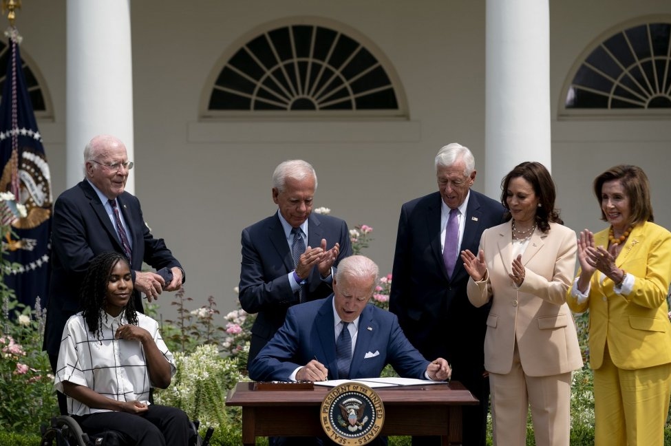 Ảnh ấn tượng tuần 26/7-1/8: Nước mắt vụ bạo loạn Đồi Capitol, Nga khoe sức mạnh máy bay siêu thanh Su-35S và nỗi đau Covid-19 ở Indonesia