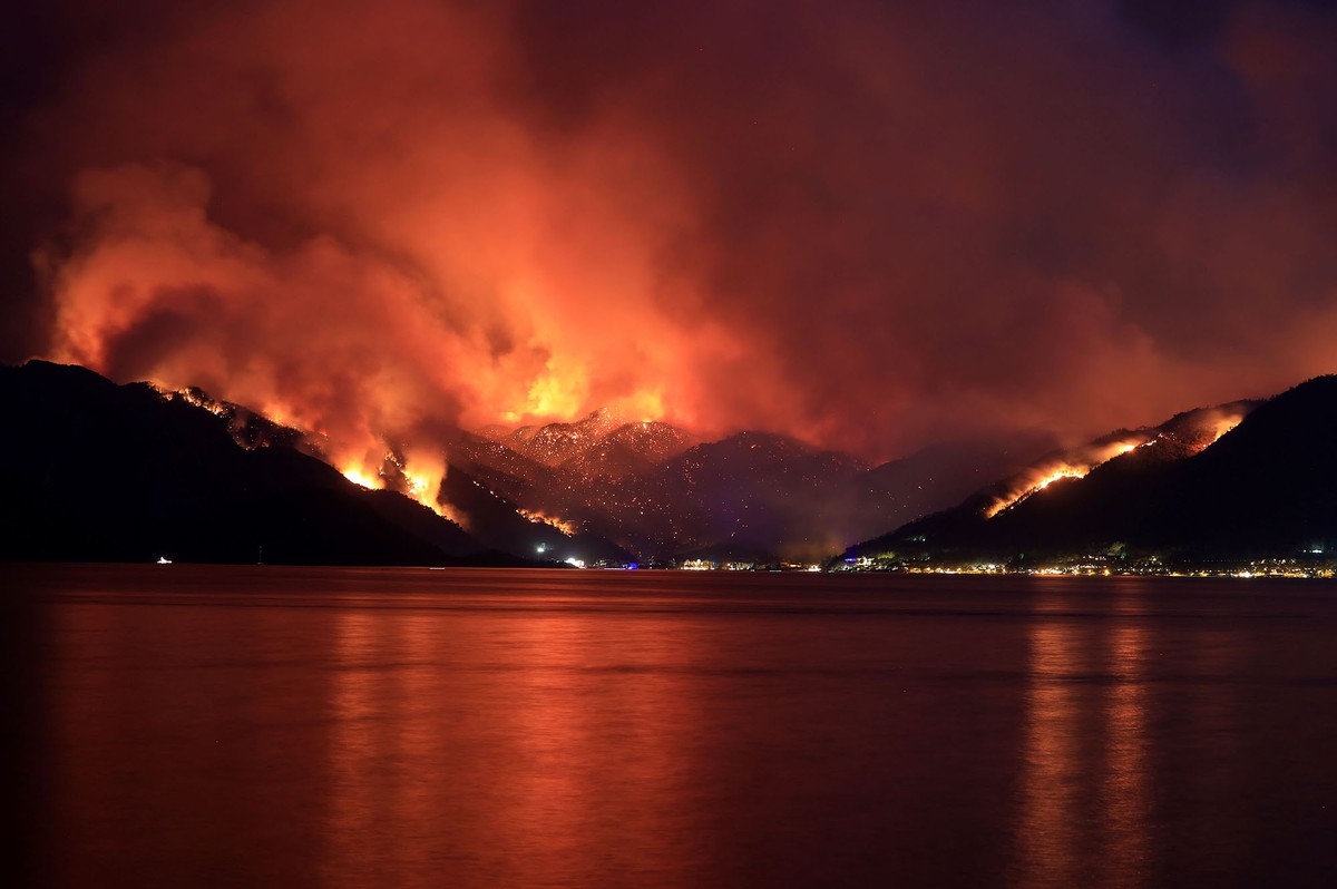 Ảnh ấn tượng tuần 26/7-1/8: Nước mắt vụ bạo loạn Đồi Capitol, Nga khoe sức mạnh máy bay siêu thanh Su-35S và nỗi đau Covid-19 ở Indonesia