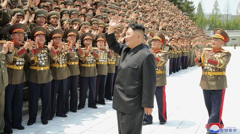 Ảnh ấn tượng tuần 26/7-1/8: Nước mắt vụ bạo loạn Đồi Capitol, Nga khoe sức mạnh máy bay siêu thanh Su-35S và nỗi đau Covid-19 ở Indonesia