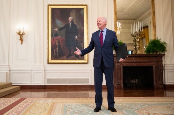 Ảnh ấn tượng tuần 2-8/8: Diễn biến mới nhất vụ vận động viên Belarus đào tẩu, bấn loạn vì Covid-19 và ông Biden tạo dáng giống tiền bối