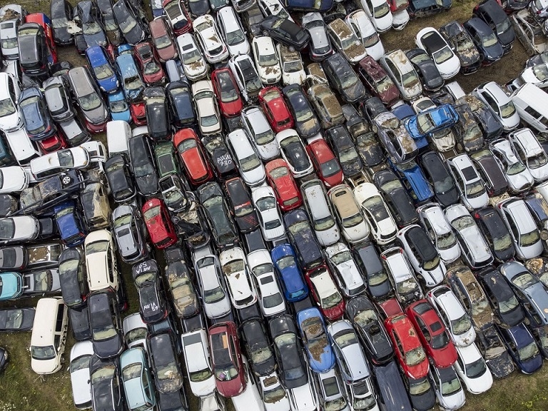 Những chiếc ô tô bị ngập nước và bùn lầy trong đợt lũ lụt lịch sử hồi tháng 7 được thu gom đến vùng thung lũng Ahr ở Bad Neuenahr, Đức, ngày 4/8. Các ngôi làng dọc theo sông Ahr cũng như các thị trấn và làng mạc khác trên khắp miền Tây nước Đức đang cố gắng phục hồi sau trận lũ lụt kinh hoàng khiến ít nhất 170 người thiệt mạng, hàng trăm người bị thương và khoảng 70 người vẫn mất tích. (Nguồn: Getty)